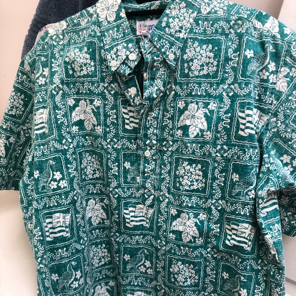 Men’s button down Hawaiian shirt